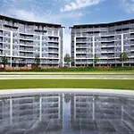 Stunning Park Central Apartment With Parking